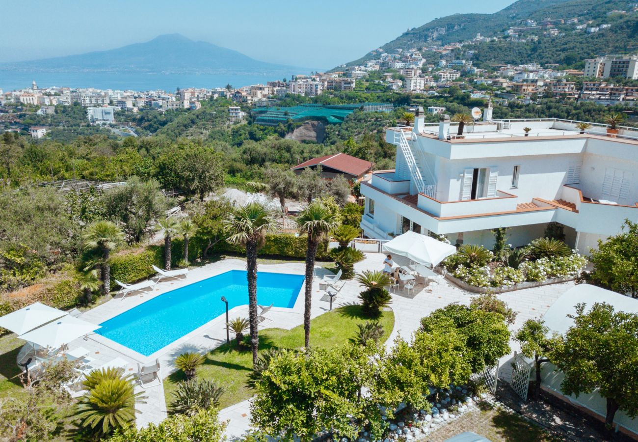 Villa a Vico Equense - AMORE RENTALS - Villa Romeo con Piscina Privata, Vista Mare, Parcheggio e Giardino