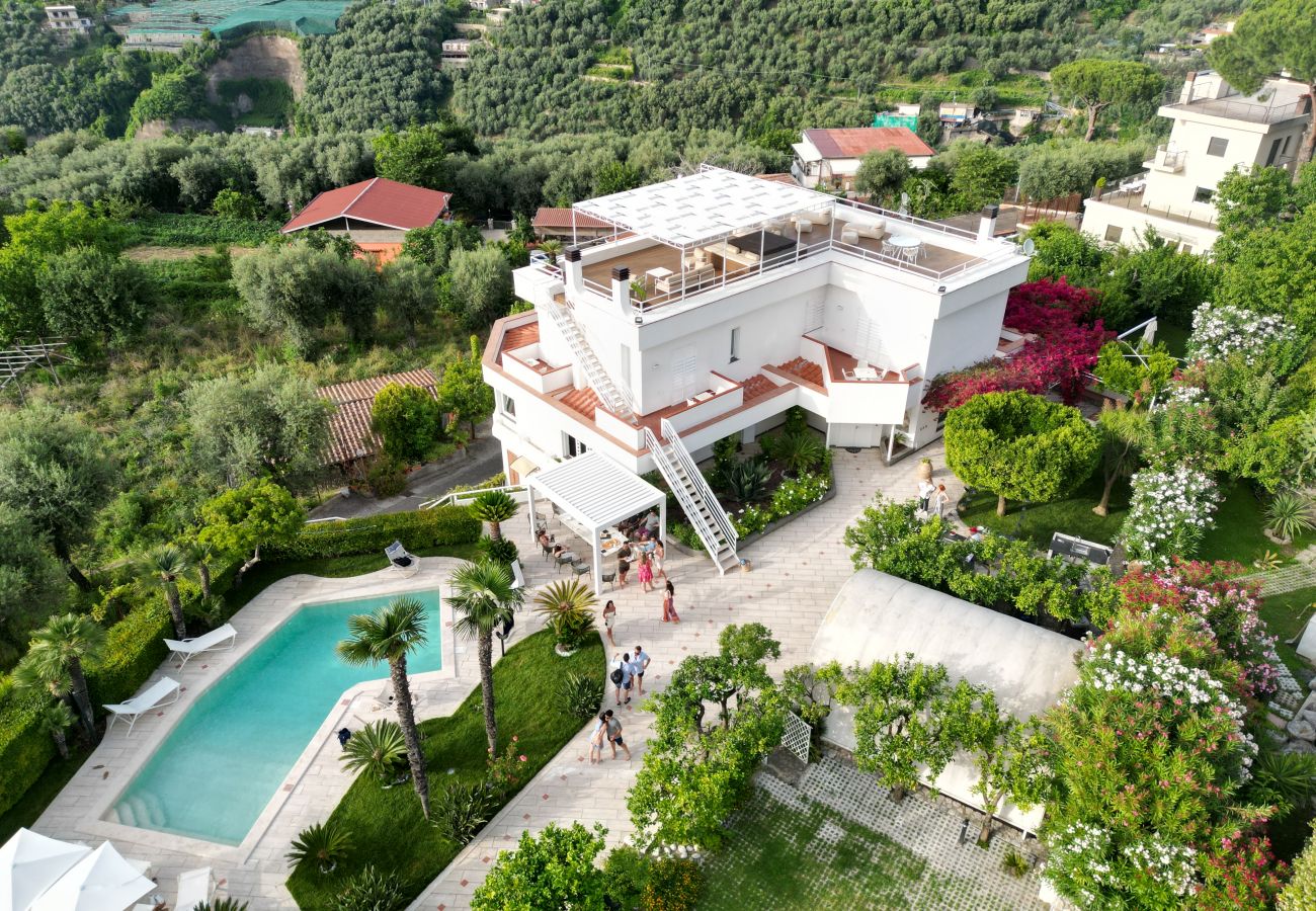 Villa a Vico Equense - AMORE RENTALS - Villa Romeo con Piscina Privata, Vista Mare, Parcheggio e Giardino