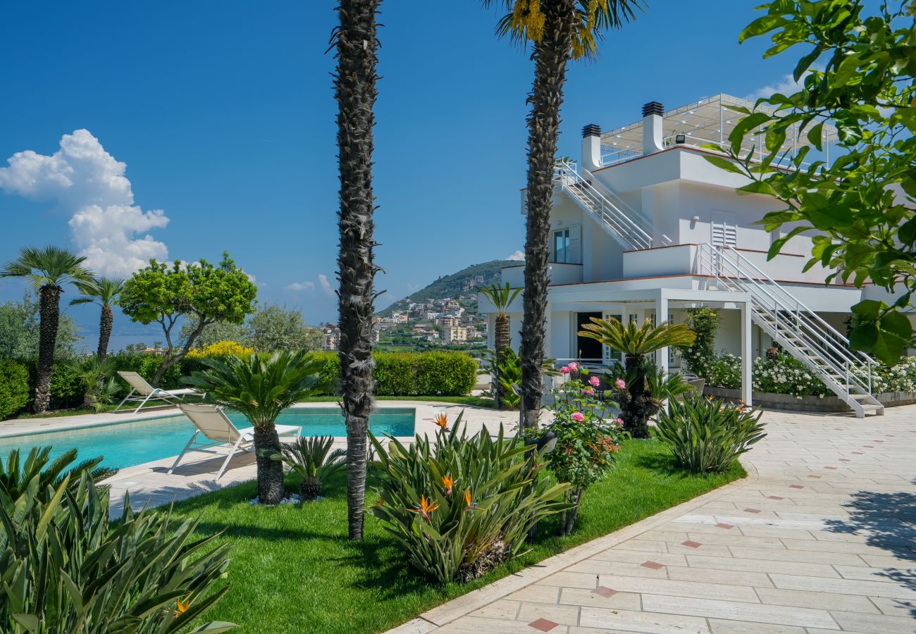 Villa a Vico Equense - AMORE RENTALS - Villa Romeo con Piscina Privata, Vista Mare, Parcheggio e Giardino