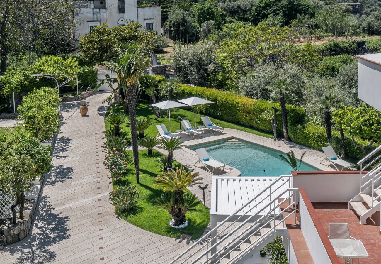 Villa a Vico Equense - AMORE RENTALS - Villa Romeo con Piscina Privata, Vista Mare, Parcheggio e Giardino