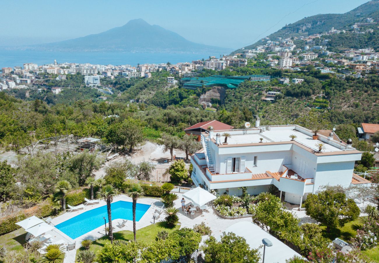 Villa a Vico Equense - AMORE RENTALS - Villa Romeo con Piscina Privata, Vista Mare, Parcheggio e Giardino