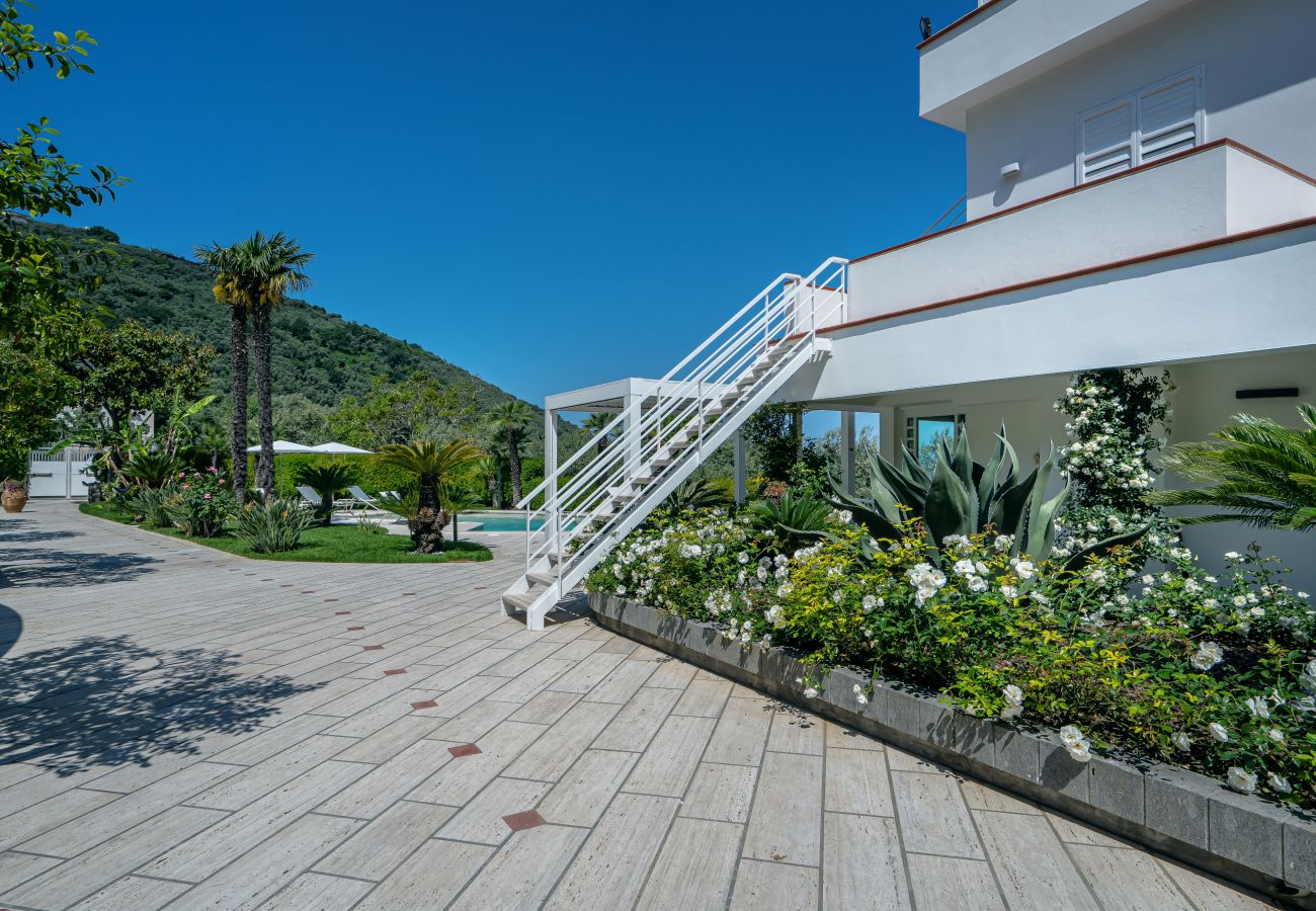 Villa a Vico Equense - AMORE RENTALS - Villa Romeo con Piscina Privata, Vista Mare, Parcheggio e Giardino