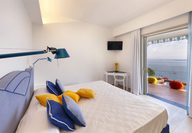 Villa a Nerano - AMORE RENTALS -Villa Giove con Piscina Privata, Vista Mare, Jacuzzi e Colazione Vicino al Mare Villa a Nerano - AMORE RENTALS -Villa Giove con Piscina Privata, Vista Mare, Jacuzzi e Colazione Vicino al Mare