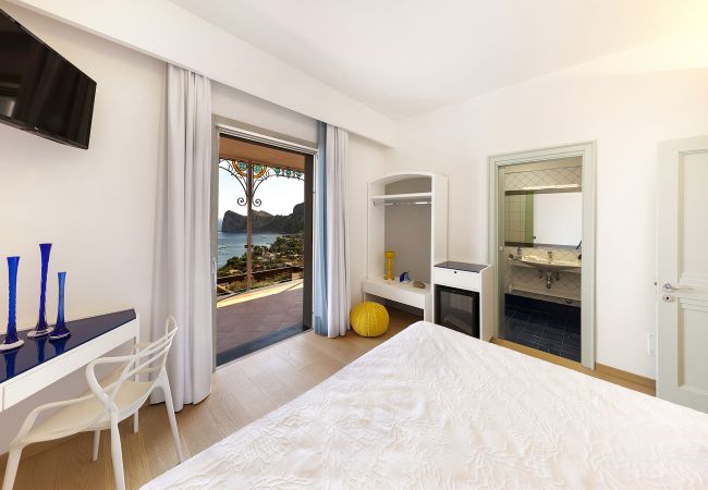 Villa a Nerano - AMORE RENTALS -Villa Giove con Piscina Privata, Vista Mare, Jacuzzi e Colazione Vicino al Mare Villa a Nerano - AMORE RENTALS -Villa Giove con Piscina Privata, Vista Mare, Jacuzzi e Colazione Vicino al Mare