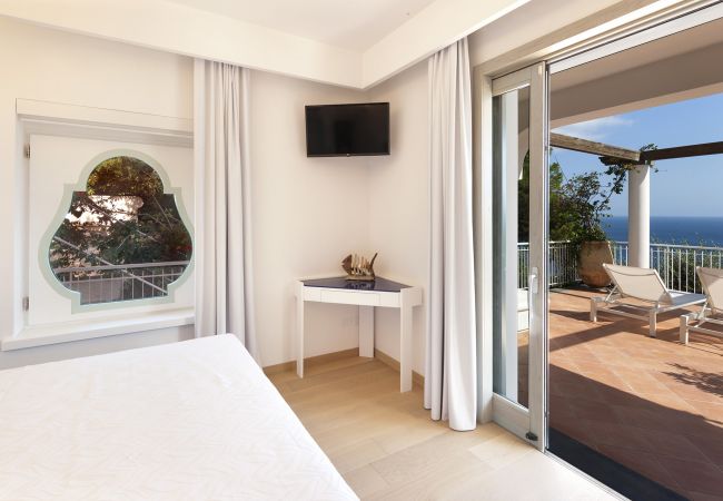 Villa a Nerano - AMORE RENTALS -Villa Giove con Piscina Privata, Vista Mare, Jacuzzi e Colazione Vicino al Mare Villa a Nerano - AMORE RENTALS -Villa Giove con Piscina Privata, Vista Mare, Jacuzzi e Colazione Vicino al Mare