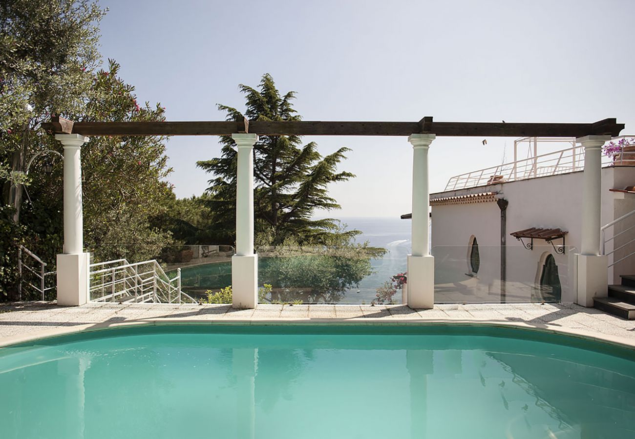 Villa a Nerano - AMORE RENTALS -Villa Giove 1 con Piscina Privata, Vista Mare, Jacuzzi, Colazione e Parcheggio Vicino al Mare