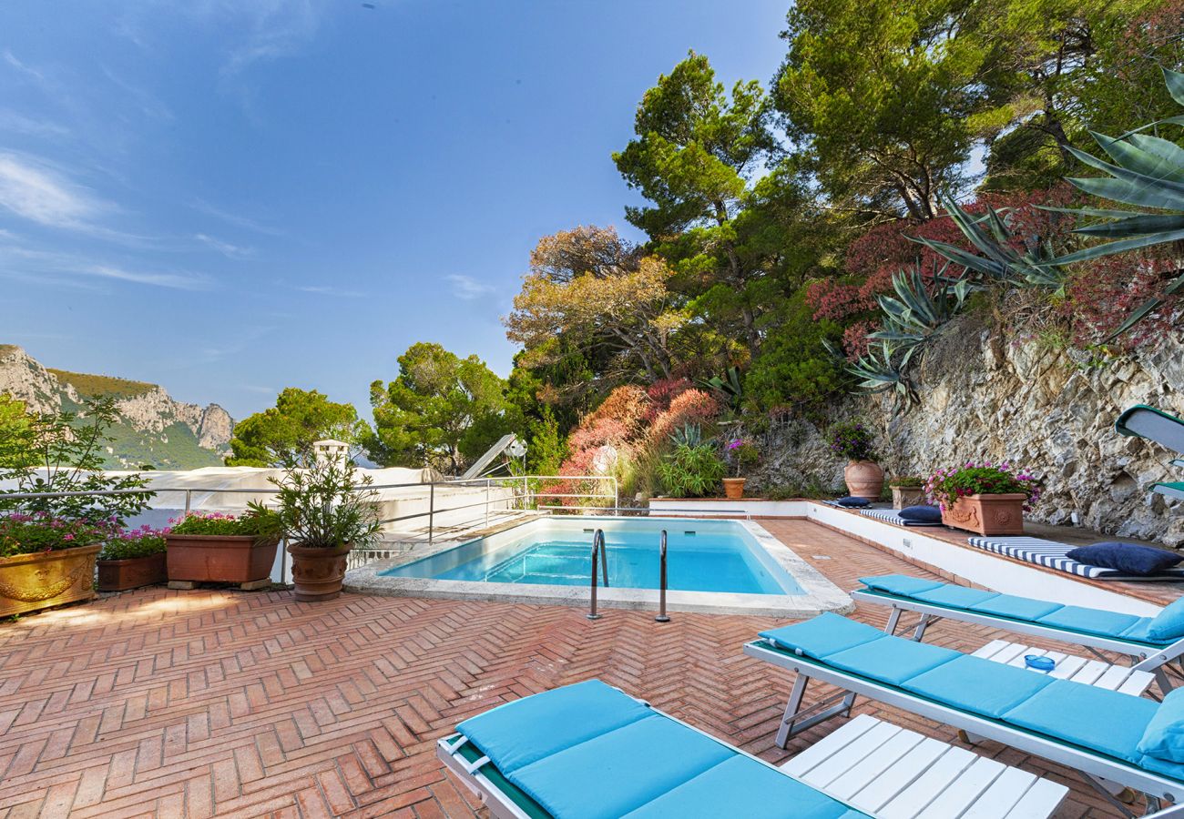 Villa a Capri - AMORE RENTALS - Villa Polifemo con Piscina Privata, Vista Mare, Terrazzi e Giardino