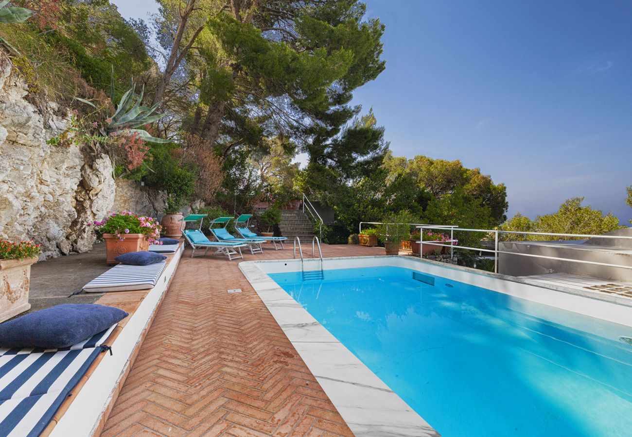 Villa a Capri - AMORE RENTALS - Villa Polifemo con Piscina Privata, Vista Mare, Terrazzi e Giardino