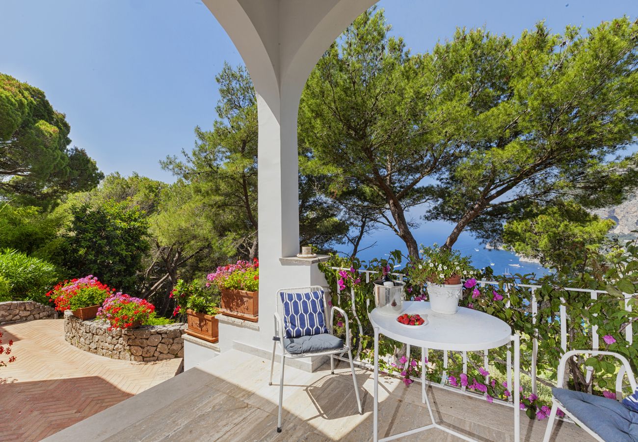 Villa a Capri - AMORE RENTALS - Villa Polifemo con Piscina Privata, Vista Mare, Terrazzi e Giardino