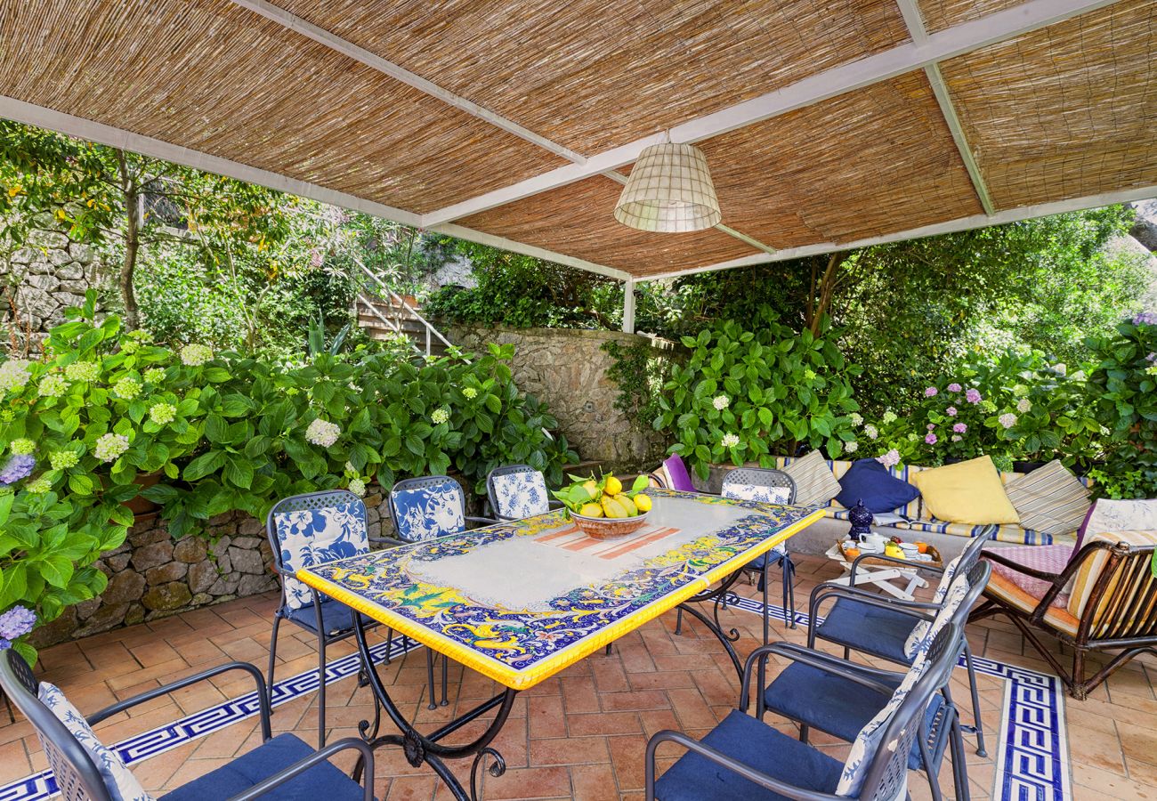 Villa a Capri - AMORE RENTALS - Villa Polifemo con Piscina Privata, Vista Mare, Terrazzi e Giardino