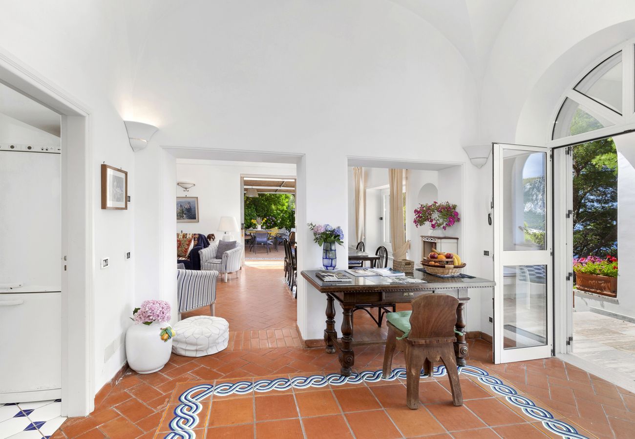 Villa a Capri - AMORE RENTALS - Villa Polifemo con Piscina Privata, Vista Mare, Terrazzi e Giardino