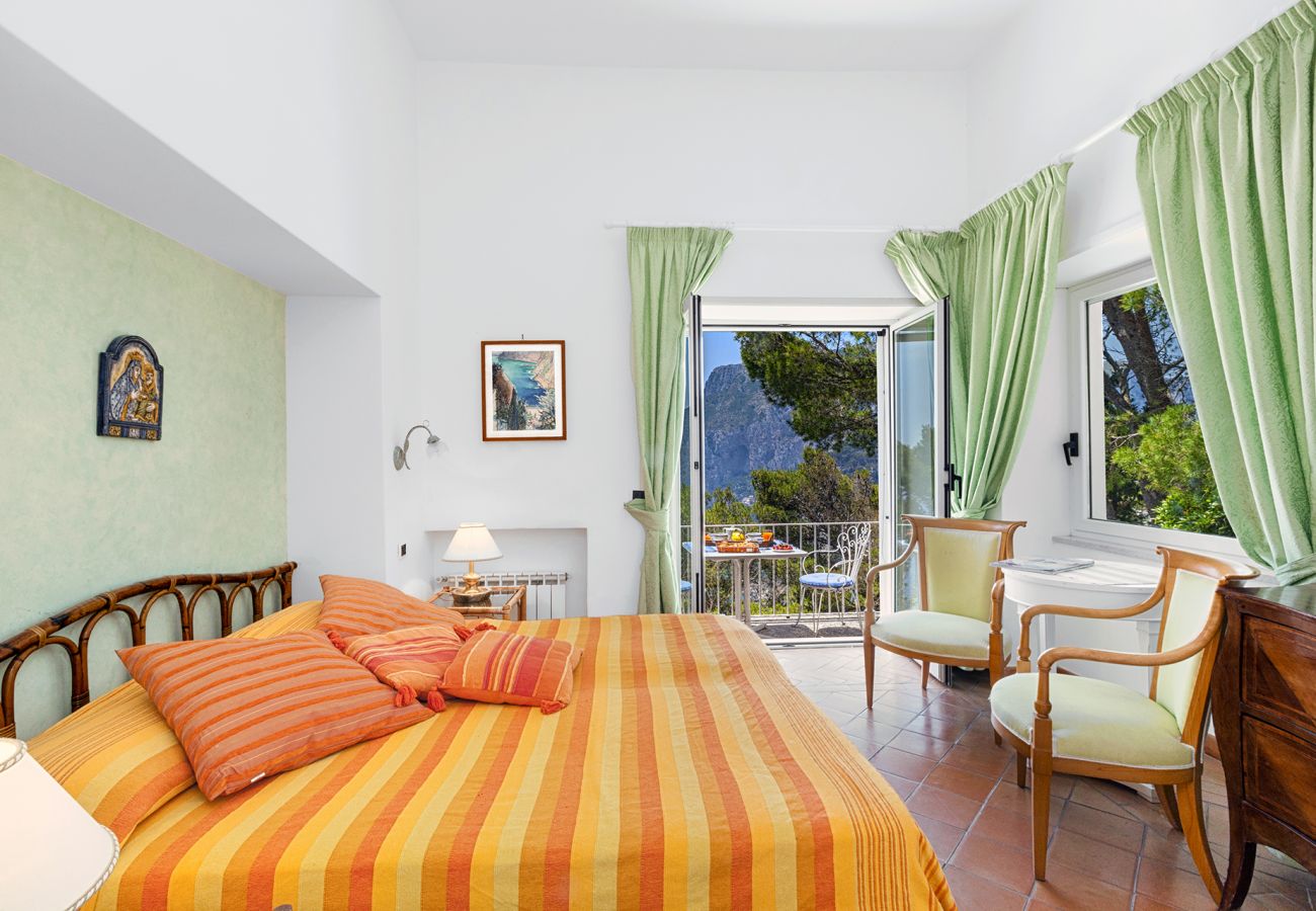 Villa a Capri - AMORE RENTALS - Villa Polifemo con Piscina Privata, Vista Mare, Terrazzi e Giardino