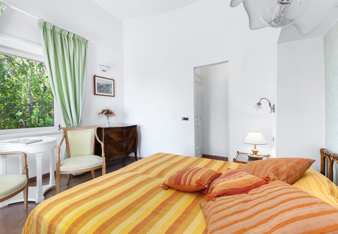 Villa a Capri - AMORE RENTALS - Villa Polifemo con Piscina Privata, Vista Mare, Terrazzi e Giardino