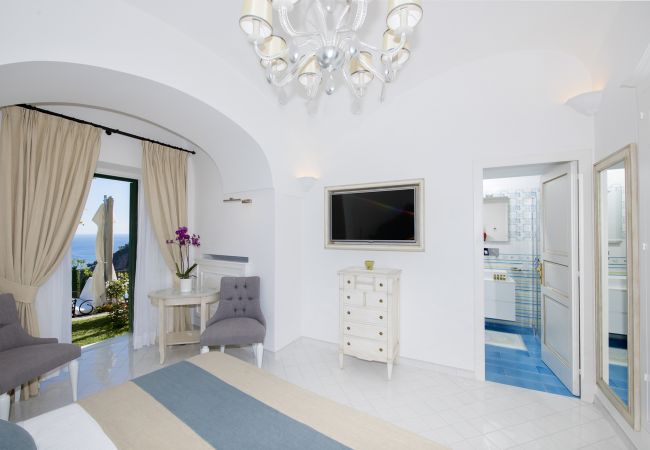 Villa a Positano - AMORE RENTALS - Villa Mimosa con Piscina Privata, Vista Mare, Aria Condizionata, Positano Centro Villa a Positano - AMORE RENTALS - Villa Mimosa con Piscina Privata, Vista Mare, Aria Condizionata, Positano Centro