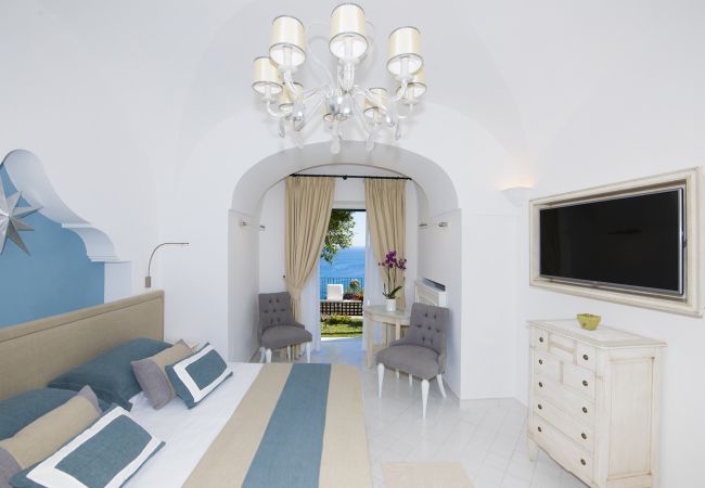 Villa a Positano - AMORE RENTALS - Villa Mimosa con Piscina Privata, Vista Mare, Aria Condizionata, Positano Centro Villa a Positano - AMORE RENTALS - Villa Mimosa con Piscina Privata, Vista Mare, Aria Condizionata, Positano Centro