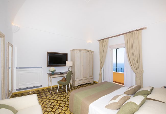 Villa a Positano - AMORE RENTALS - Villa Mimosa con Piscina Privata, Vista Mare, Aria Condizionata, Positano Centro Villa a Positano - AMORE RENTALS - Villa Mimosa con Piscina Privata, Vista Mare, Aria Condizionata, Positano Centro