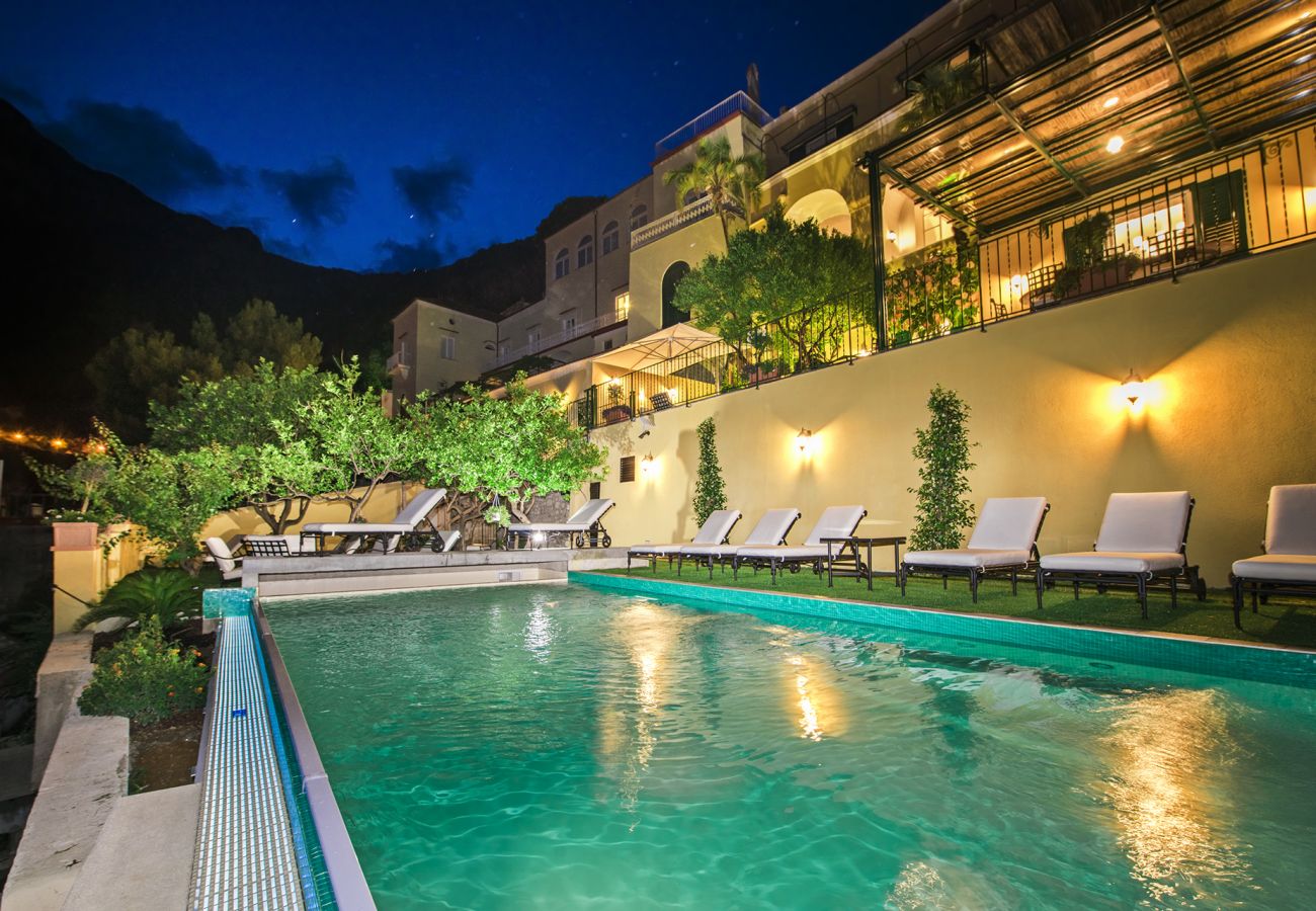 Villa a Positano - AMORE RENTALS - Villa Mimosa con Piscina Privata, Vista Mare, Aria Condizionata, Positano Centro