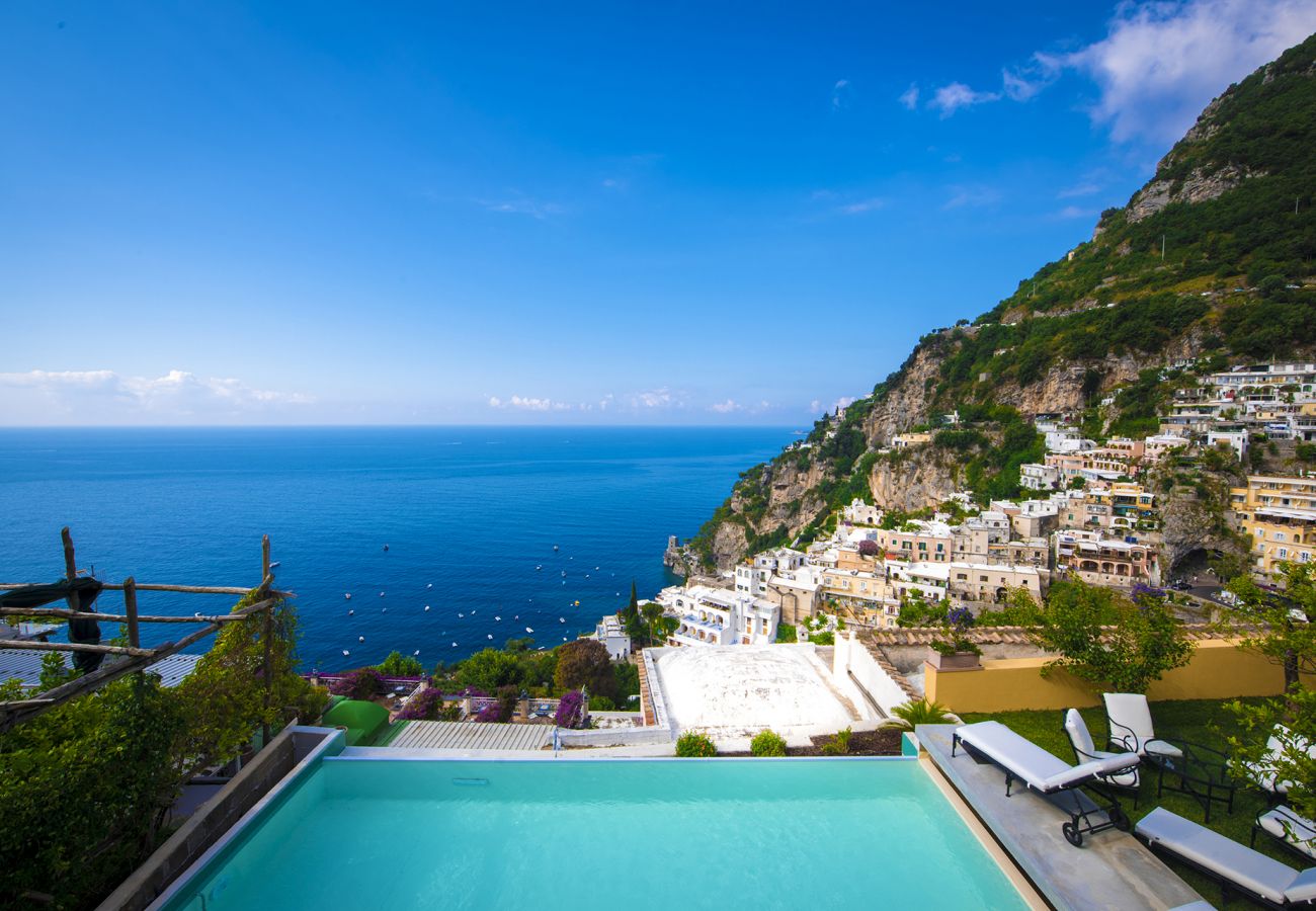 Villa a Positano - AMORE RENTALS - Villa Mimosa con Piscina Privata, Vista Mare, Aria Condizionata, Positano Centro