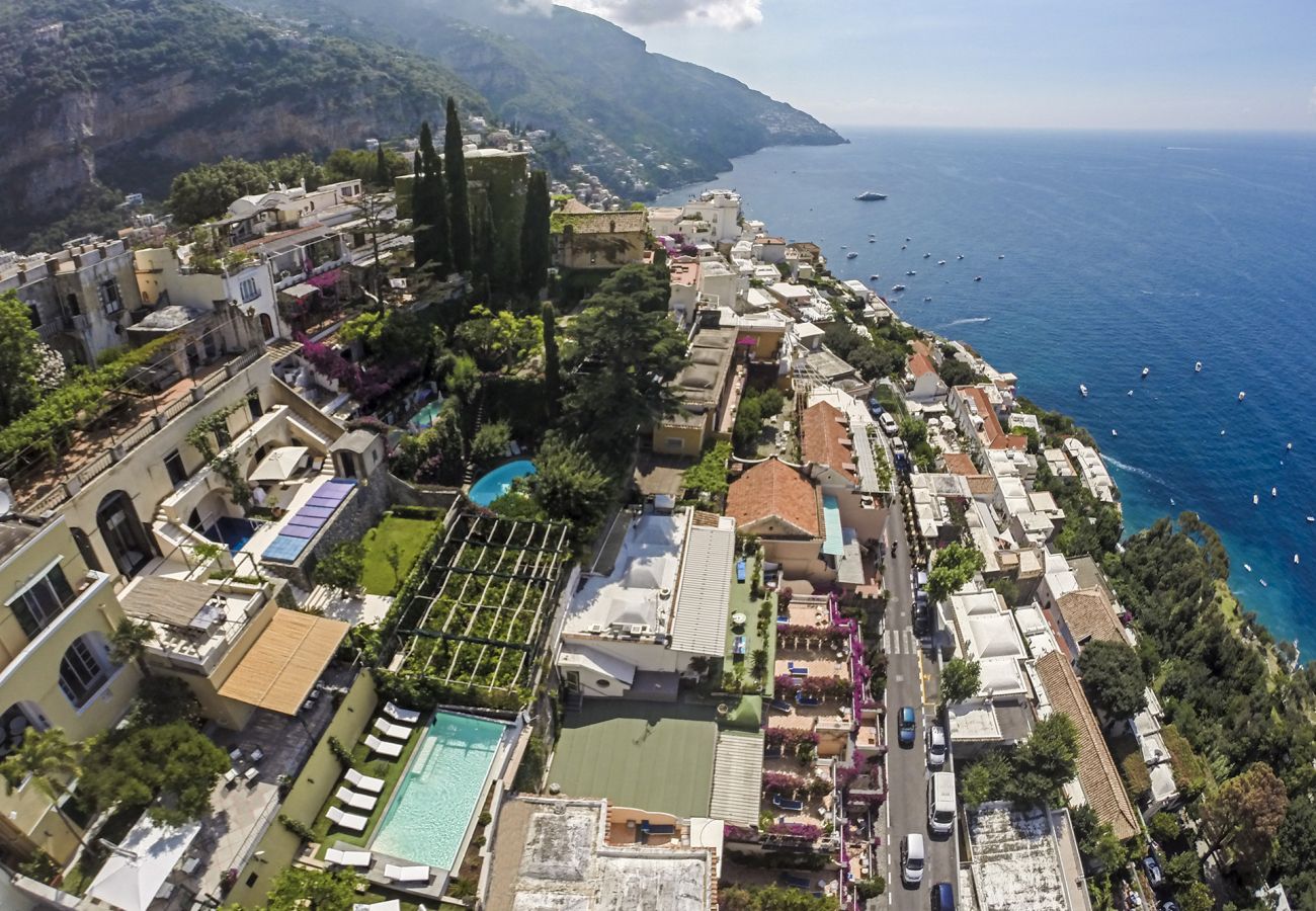 Villa a Positano - AMORE RENTALS - Villa Mimosa con Piscina Privata, Vista Mare, Aria Condizionata, Positano Centro