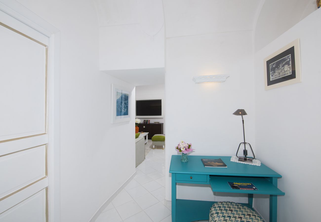 Villa a Positano - AMORE RENTALS - Villa Mimosa con Piscina Privata, Vista Mare, Aria Condizionata, Positano Centro