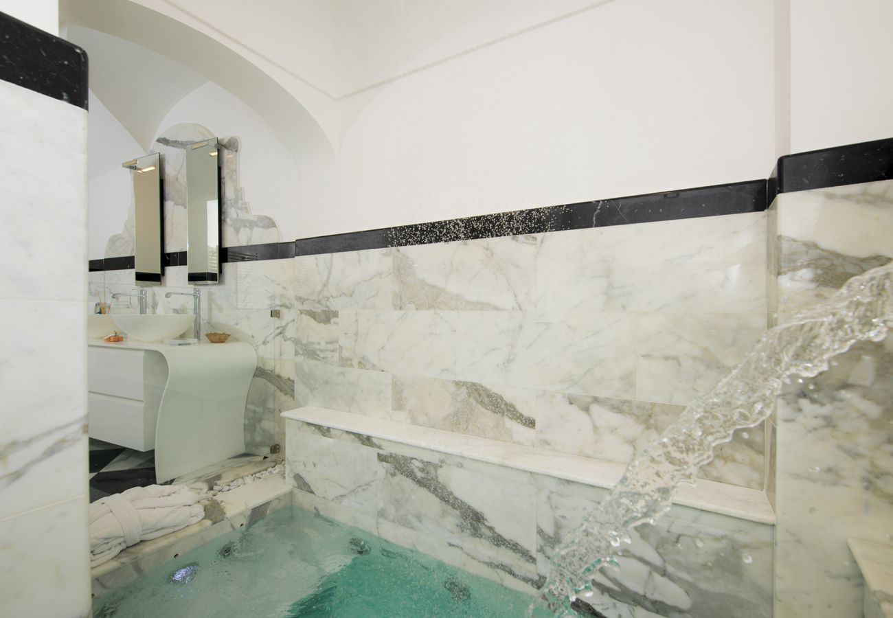 Villa a Positano - AMORE RENTALS - Villa Mimosa con Piscina Privata, Vista Mare, Aria Condizionata, Positano Centro