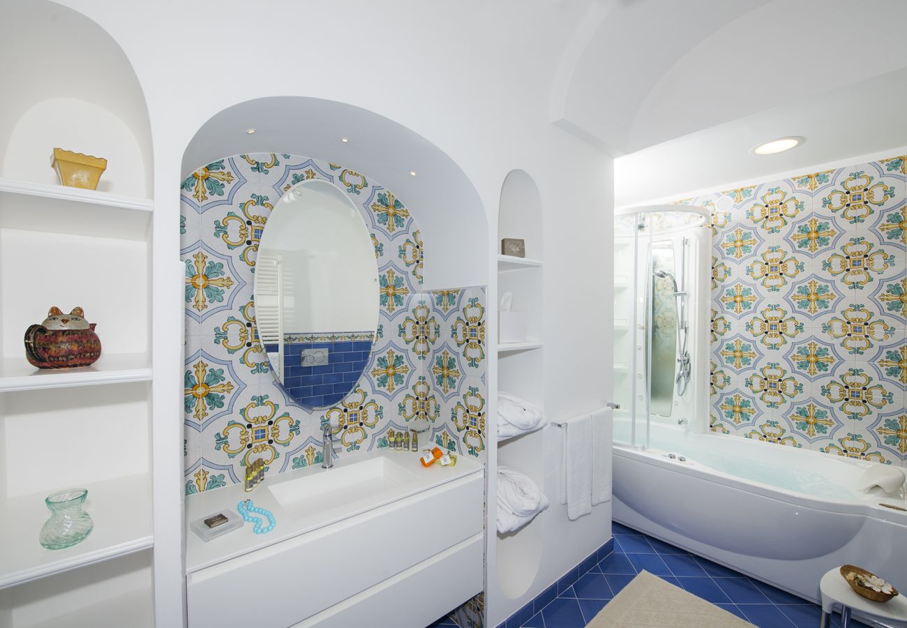 Villa a Positano - AMORE RENTALS - Villa Mimosa con Piscina Privata, Vista Mare, Aria Condizionata, Positano Centro