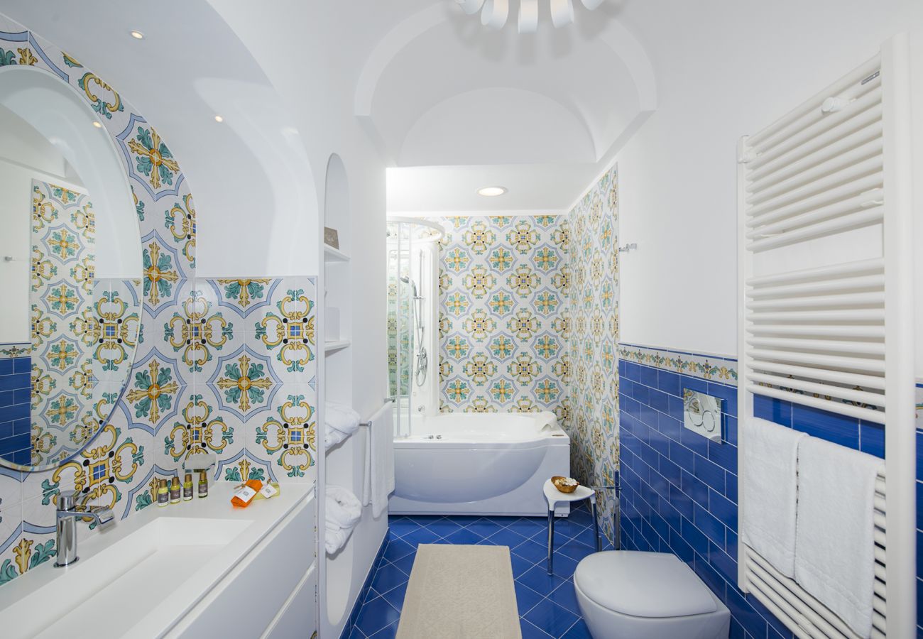 Villa a Positano - AMORE RENTALS - Villa Mimosa con Piscina Privata, Vista Mare, Aria Condizionata, Positano Centro