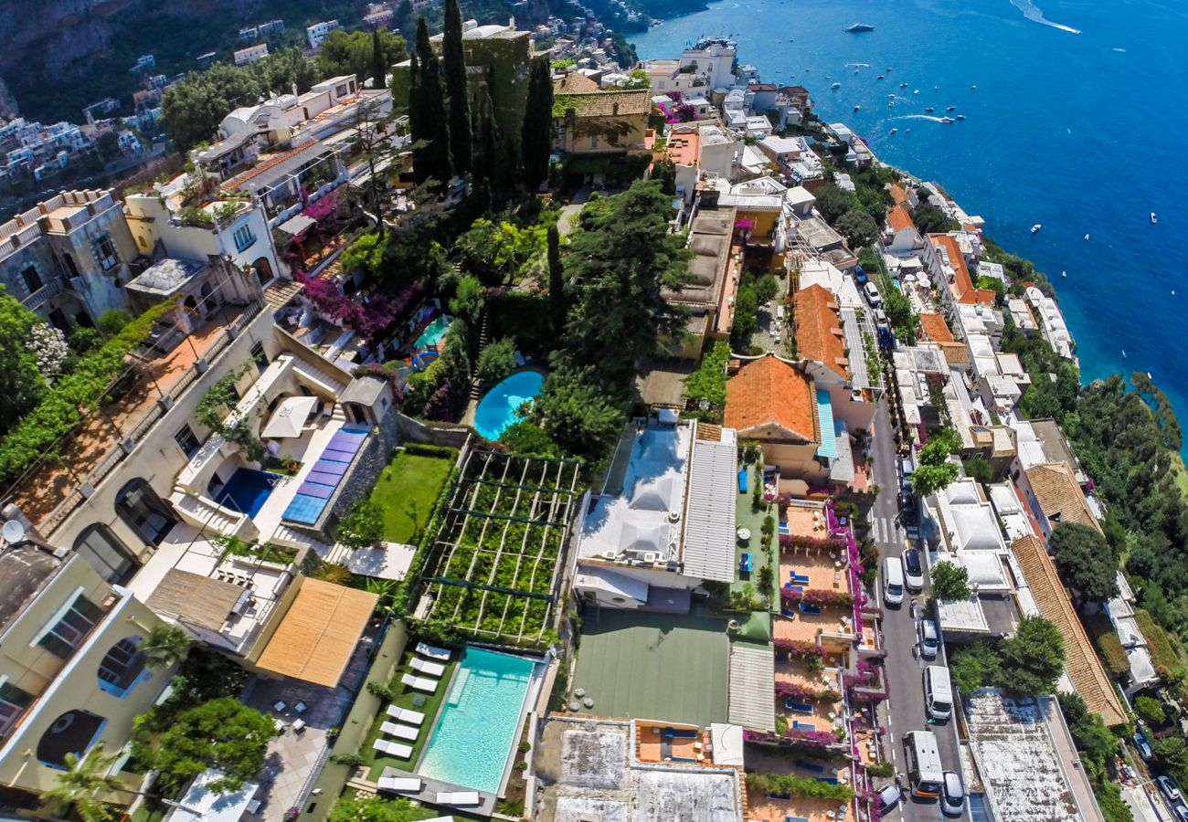 Villa a Positano - AMORE RENTALS - Villa Mimosa con Piscina Privata, Vista Mare, Aria Condizionata, Positano Centro