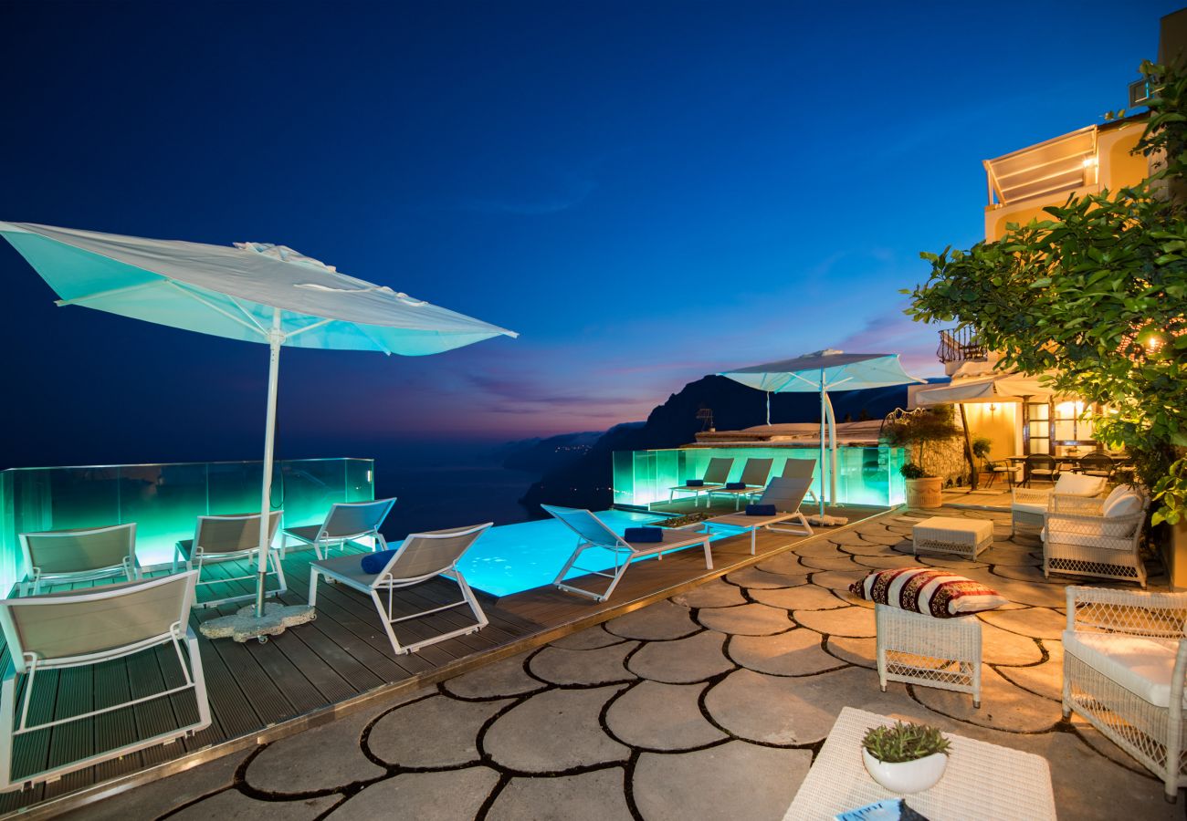 Villa a Positano - AMORE RENTALS - Villa Zeus con Piscina Privata, Vista Mare, Terrazzi e Aria Condizionata