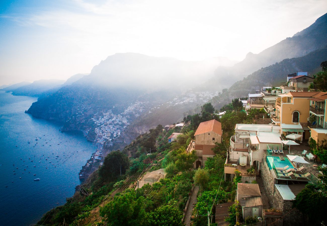 Villa a Positano - AMORE RENTALS - Villa Zeus con Piscina Privata, Vista Mare, Terrazzi e Aria Condizionata