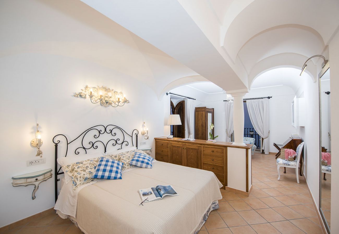 Villa a Positano - AMORE RENTALS - Villa Zeus con Piscina Privata, Vista Mare, Terrazzi e Aria Condizionata