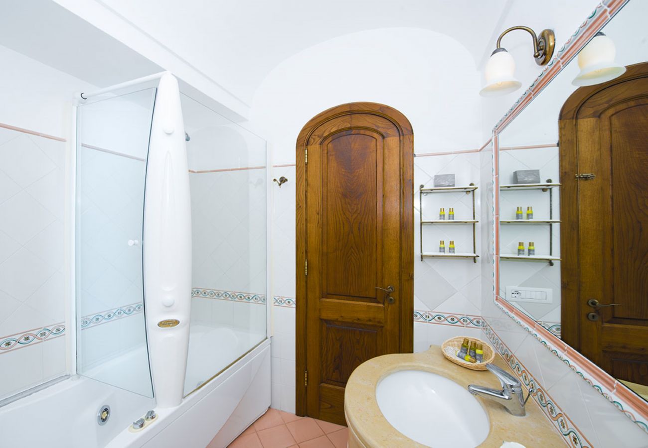 Villa a Positano - AMORE RENTALS - Villa Zeus con Piscina Privata, Vista Mare, Terrazzi e Aria Condizionata