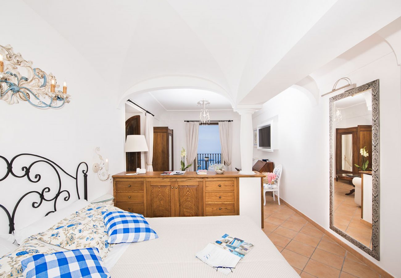 Villa a Positano - AMORE RENTALS - Villa Zeus con Piscina Privata, Vista Mare, Terrazzi e Aria Condizionata