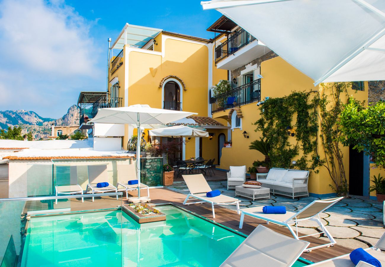 Villa a Positano - AMORE RENTALS - Villa Zeus con Piscina Privata, Vista Mare, Terrazzi e Aria Condizionata