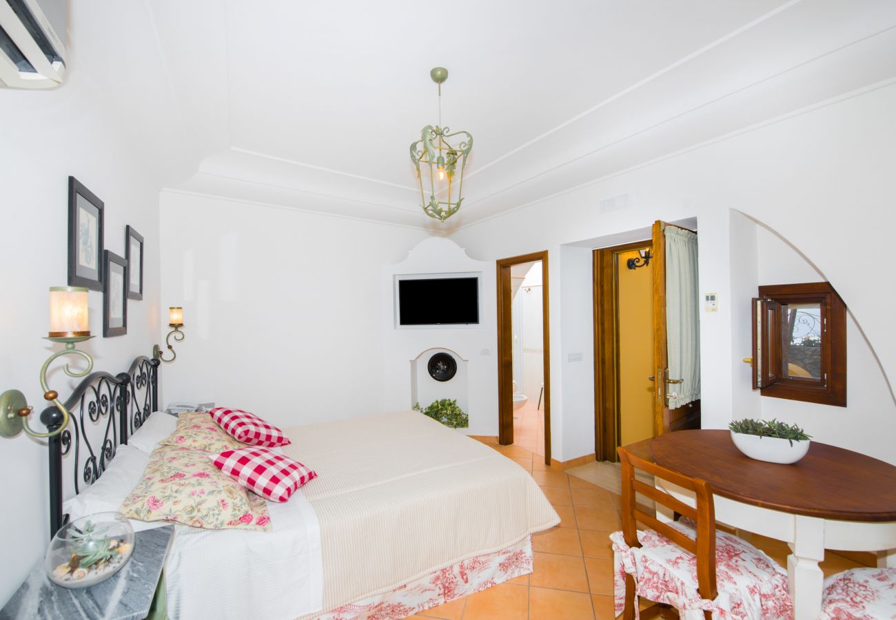 Villa a Positano - AMORE RENTALS - Villa Zeus con Piscina Privata, Vista Mare, Terrazzi e Aria Condizionata