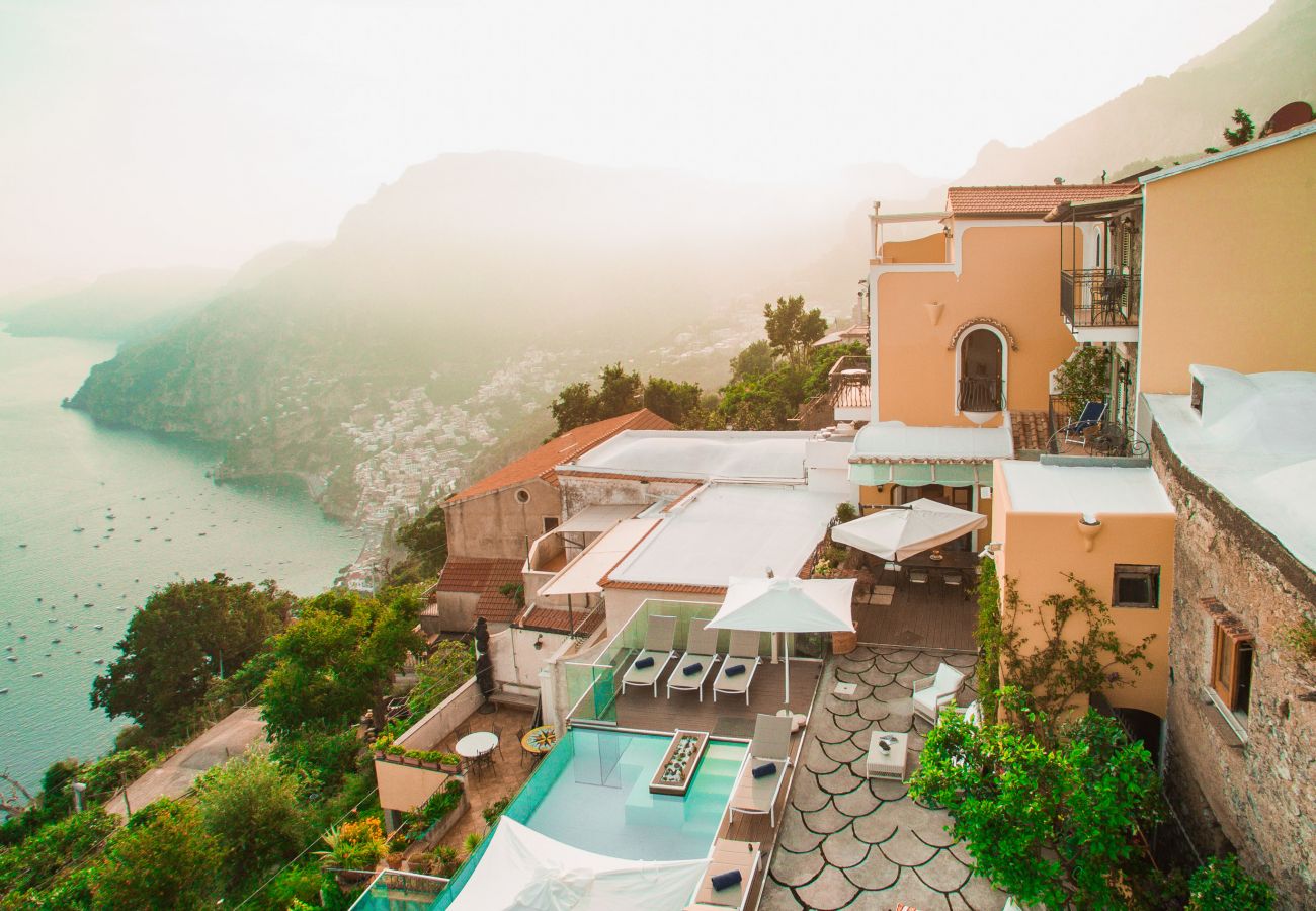 Villa a Positano - AMORE RENTALS - Villa Zeus con Piscina Privata, Vista Mare, Terrazzi e Aria Condizionata