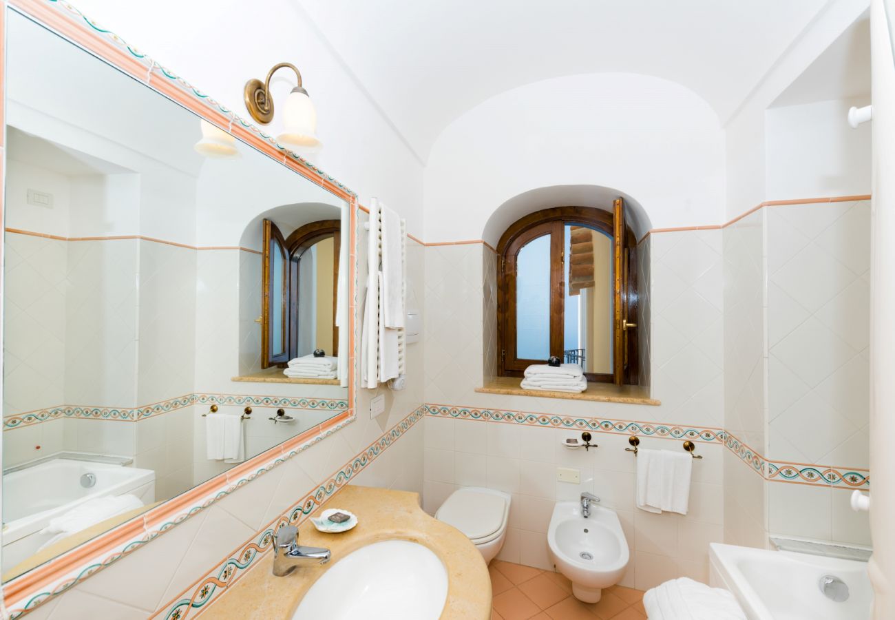 Villa a Positano - AMORE RENTALS - Villa Zeus con Piscina Privata, Vista Mare, Terrazzi e Aria Condizionata