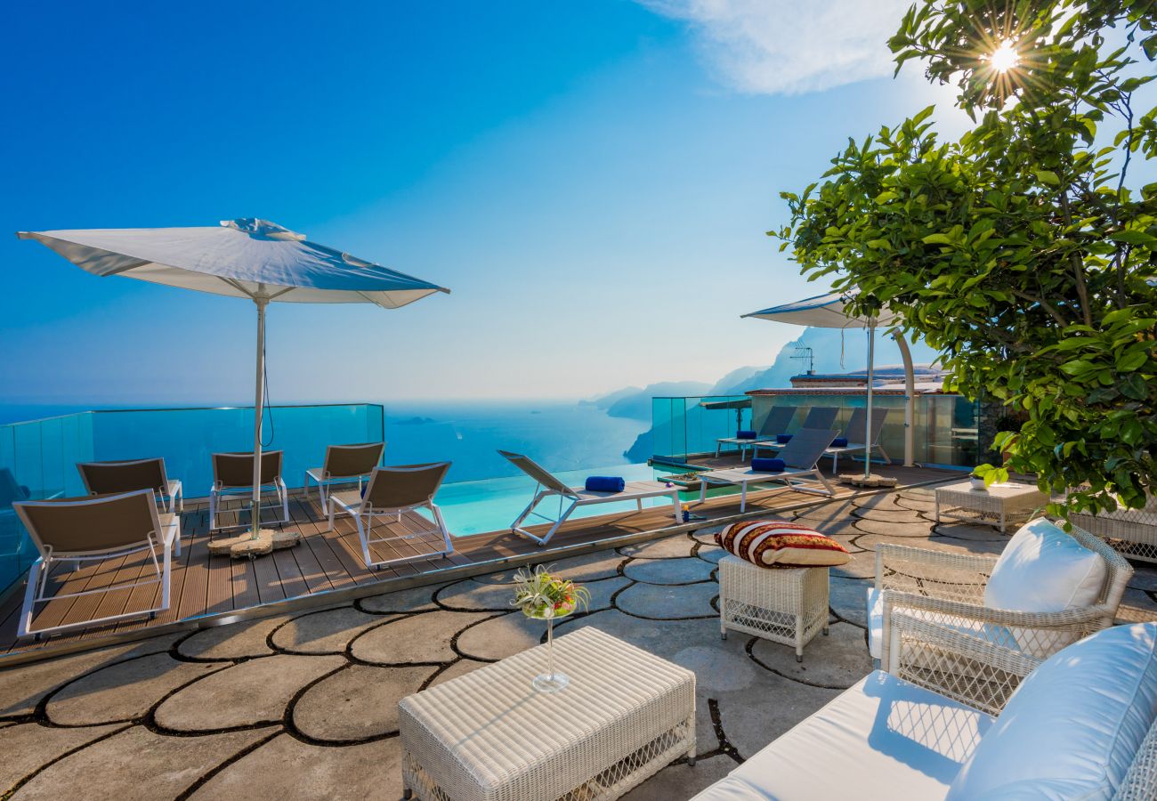 Villa a Positano - AMORE RENTALS - Villa Zeus con Piscina Privata, Vista Mare, Terrazzi e Aria Condizionata