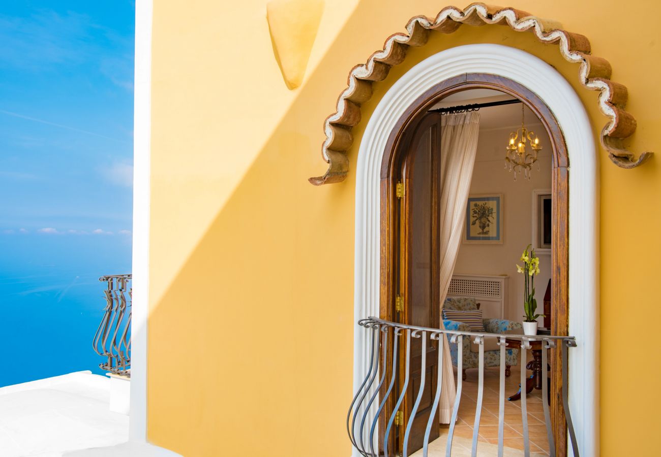 Villa a Positano - AMORE RENTALS - Villa Zeus con Piscina Privata, Vista Mare, Terrazzi e Aria Condizionata