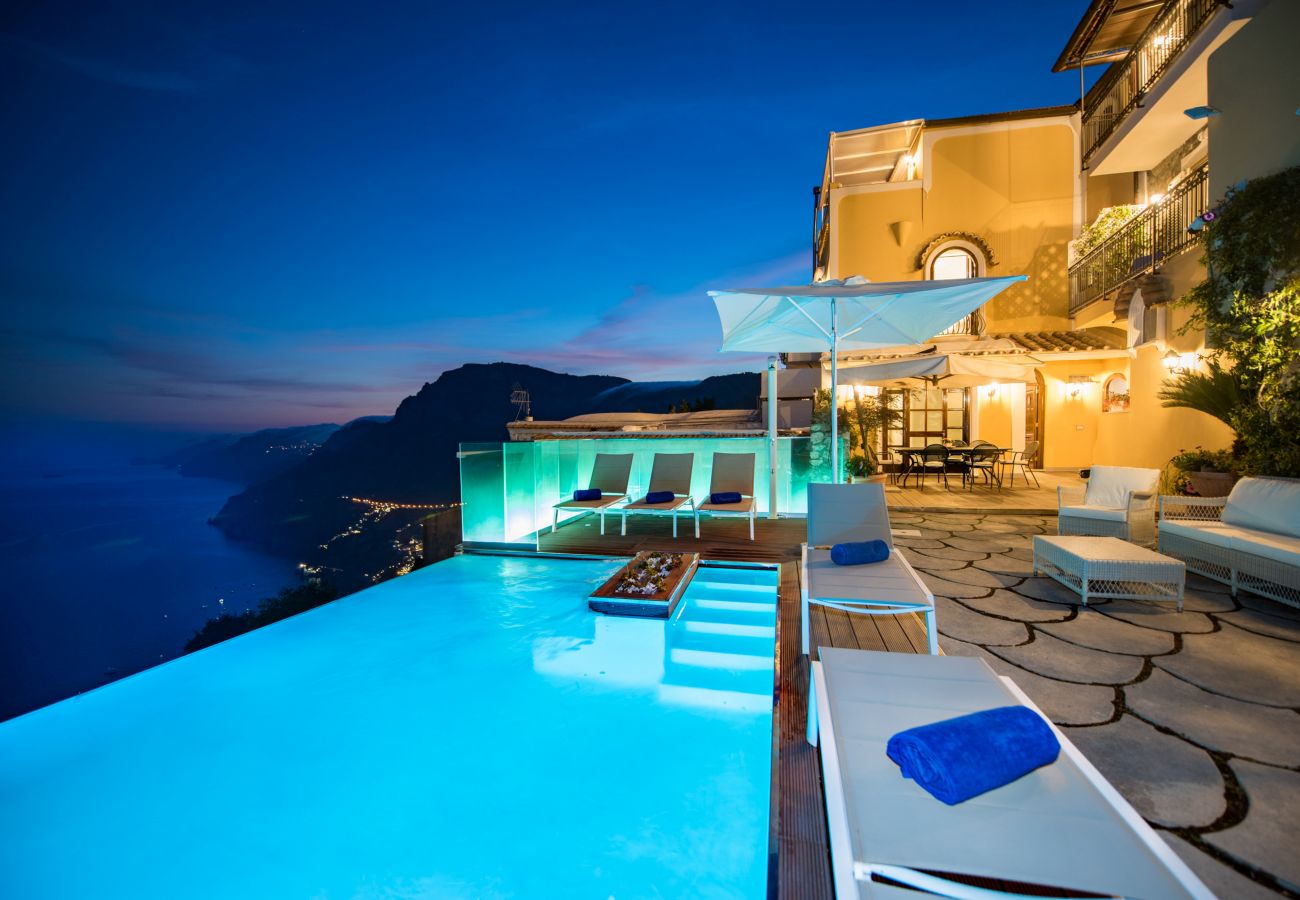 Villa a Positano - AMORE RENTALS - Villa Zeus con Piscina Privata, Vista Mare, Terrazzi e Aria Condizionata