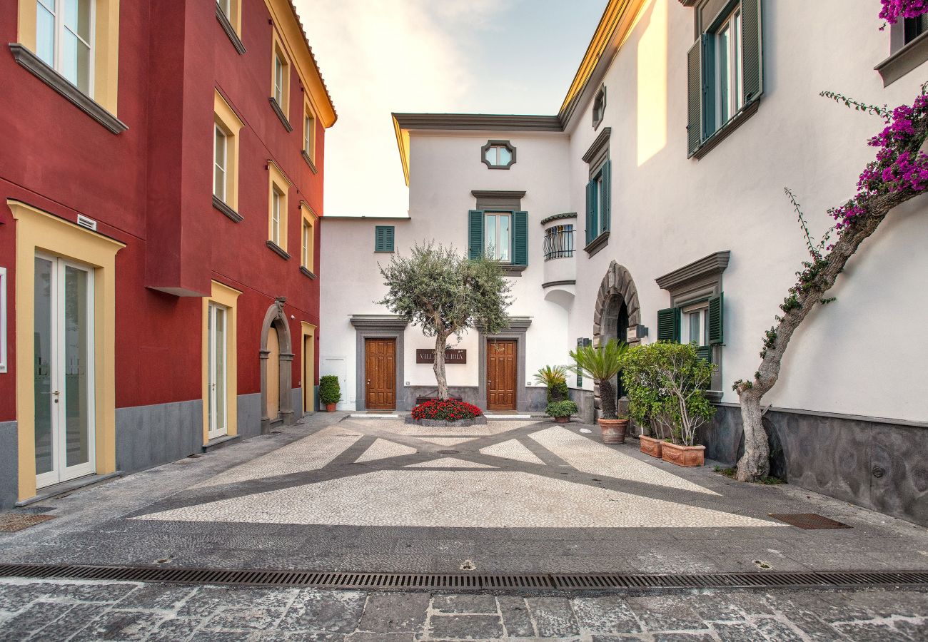 Villa a Sorrento - AMORE RENTALS -Villa Galidia con Jacuzzi, Vista Mare, Giardino e Aria Condizionata