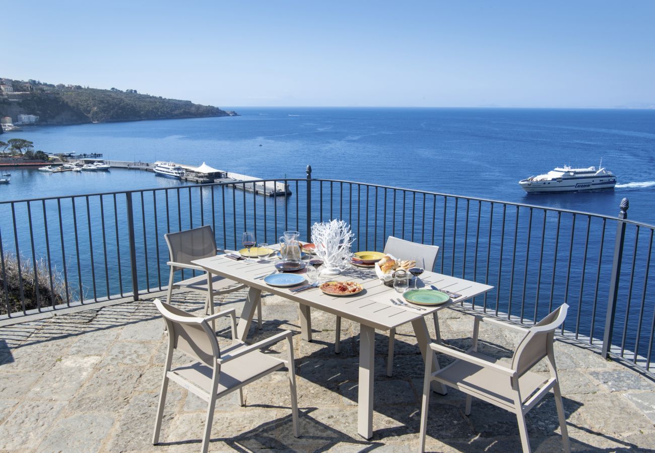 Villa a Sorrento - AMORE RENTALS -Villa Galidia con Jacuzzi, Vista Mare, Giardino e Aria Condizionata