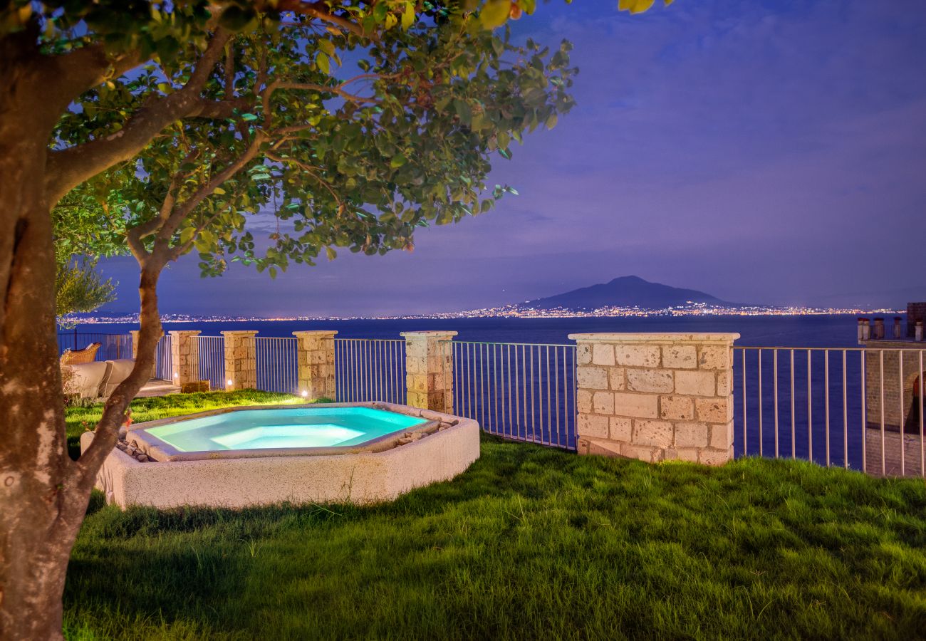 Villa a Sorrento - AMORE RENTALS -Villa Galidia con Jacuzzi, Vista Mare, Giardino e Aria Condizionata