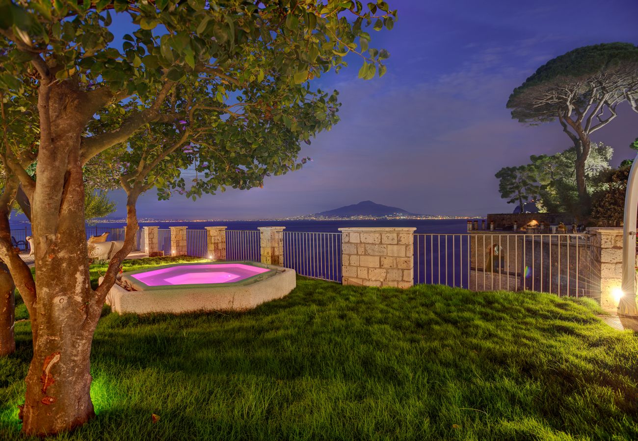 Villa a Sorrento - AMORE RENTALS -Villa Galidia con Jacuzzi, Vista Mare, Giardino e Aria Condizionata