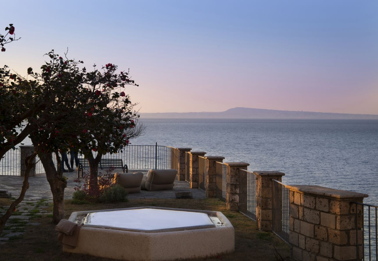 Villa a Sorrento - AMORE RENTALS -Villa Galidia con Jacuzzi, Vista Mare, Giardino e Aria Condizionata