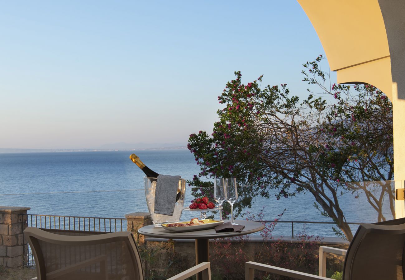 Villa a Sorrento - AMORE RENTALS -Villa Galidia con Jacuzzi, Vista Mare, Giardino e Aria Condizionata