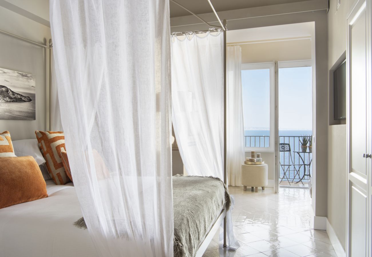 Villa a Sorrento - AMORE RENTALS -Villa Galidia con Jacuzzi, Vista Mare, Giardino e Aria Condizionata