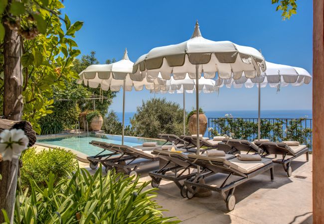 Villa a Positano - AMORE RENTALS - Villa Angelina con Piscina Privata, Vista Mare, Cuoco e Colazione Ideale per Matrimoni