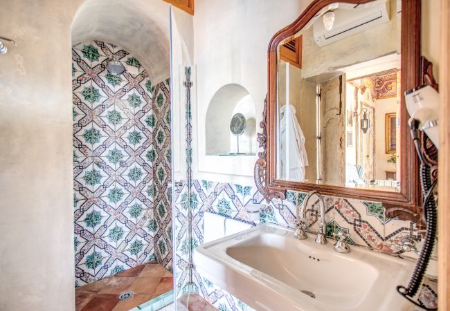 Villa a Positano - AMORE RENTALS - Villa Angelina con Piscina Privata, Vista Mare, Cuoco e Colazione Ideale per Matrimoni