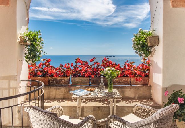 Villa a Positano - AMORE RENTALS - Villa Angelina con Piscina Privata, Vista Mare, Cuoco e Colazione Ideale per Matrimoni Villa a Positano - AMORE RENTALS - Villa Angelina con Piscina Privata, Vista Mare, Cuoco e Colazione Ideale per Matrimoni